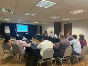 Grupo de pessoas sentadas em uma reunião