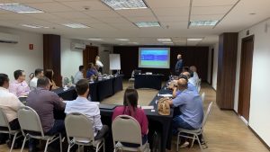 Grupo de pessoas sentadas em uma reunião