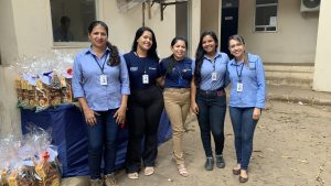 Um grupo de pessoas posando para foto